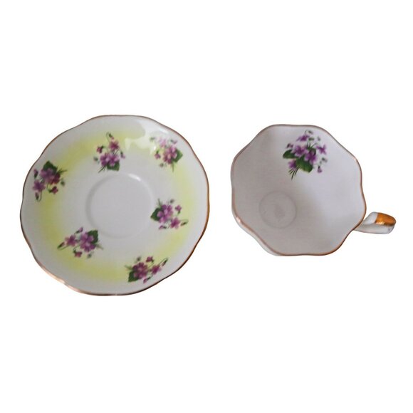 Vintage Queen Anne Tea Cup Saucer Floral Fine Bone China England Teacup - Picture 3 of 5